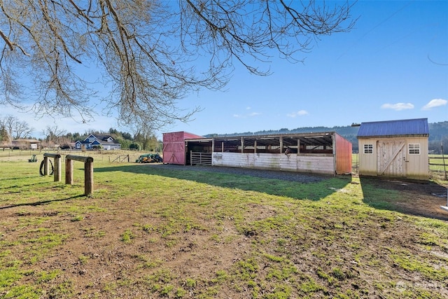 view of yard featuring an outbuilding