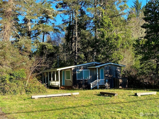 view of front facade featuring a front yard