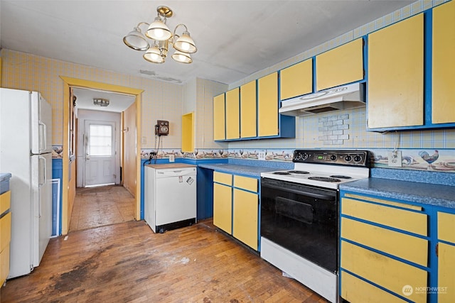 kitchen with a chandelier, tasteful backsplash, hardwood / wood-style floors, electric range oven, and white refrigerator