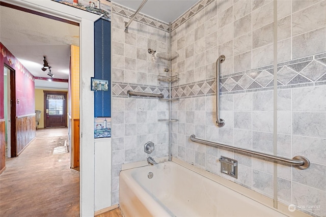 bathroom with tiled shower / bath