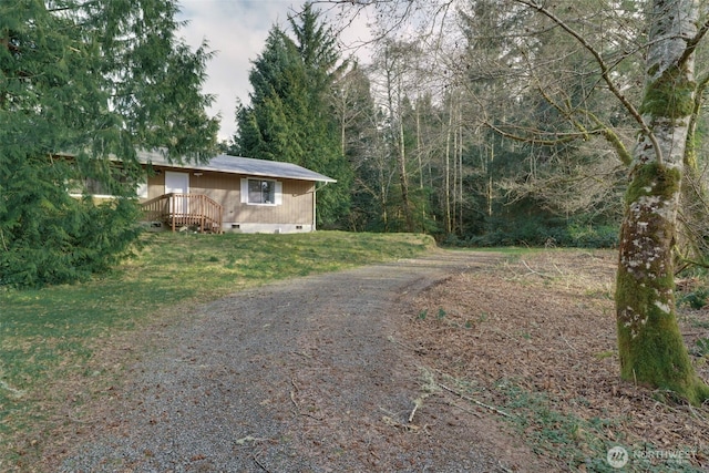 view of front facade featuring crawl space and a front lawn