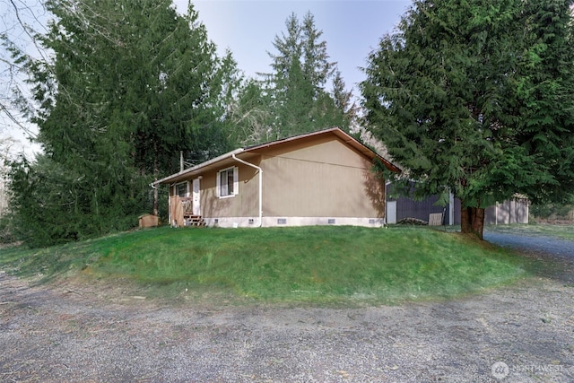 view of front of property featuring crawl space and a front lawn