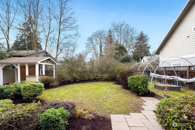 view of yard featuring an outbuilding