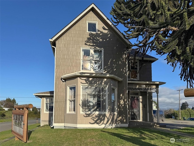 view of front facade with a front lawn