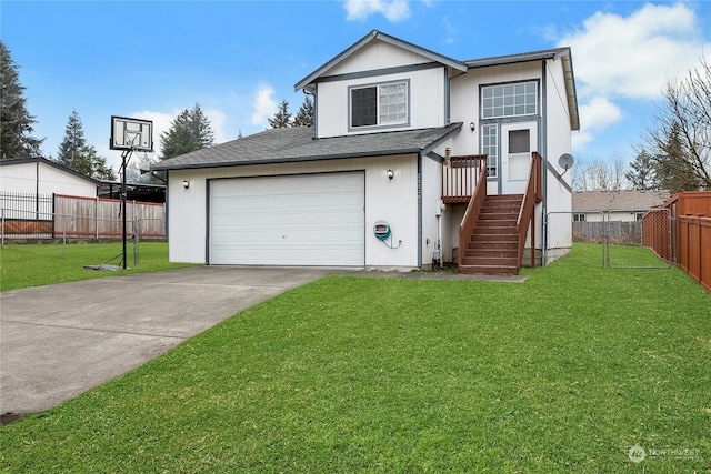 view of front of property featuring a front lawn