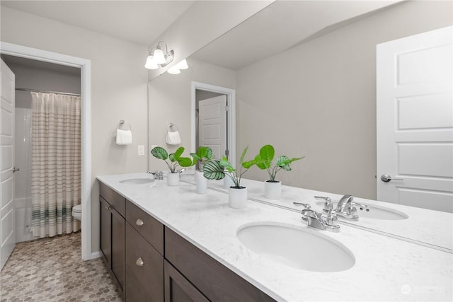 bathroom with toilet, a shower with curtain, and vanity