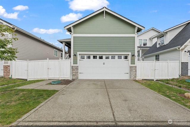 view of front of house featuring a front yard