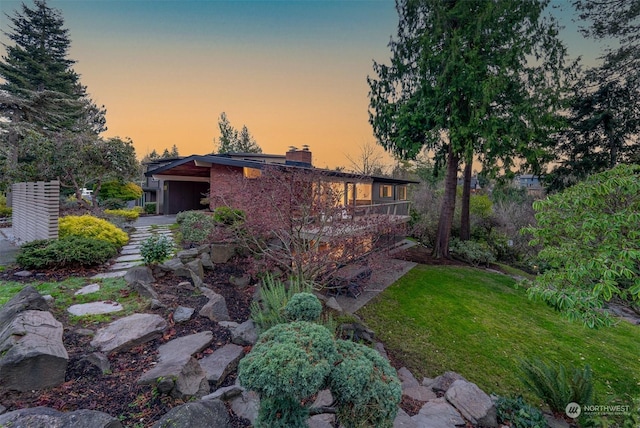 view of yard at dusk