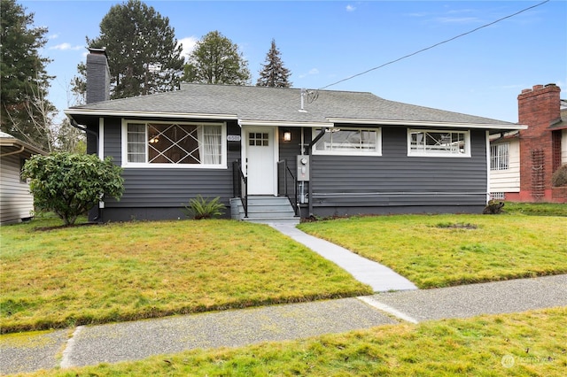 view of front facade featuring a front lawn