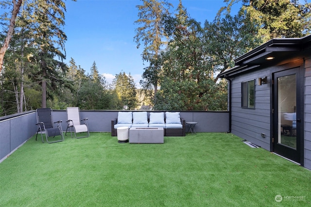 view of yard featuring outdoor lounge area