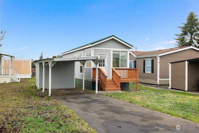 view of front of home with a carport and a front yard