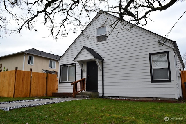 view of front of house featuring a front yard