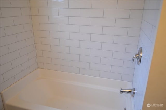 bathroom with tiled shower / bath combo