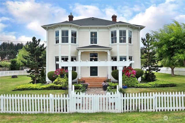 italianate-style house featuring a front yard