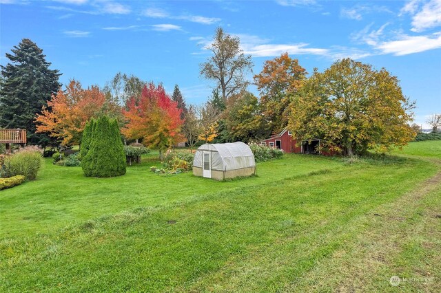 view of yard with an outbuilding