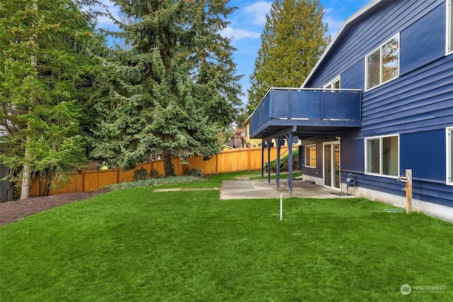 view of yard featuring a patio area