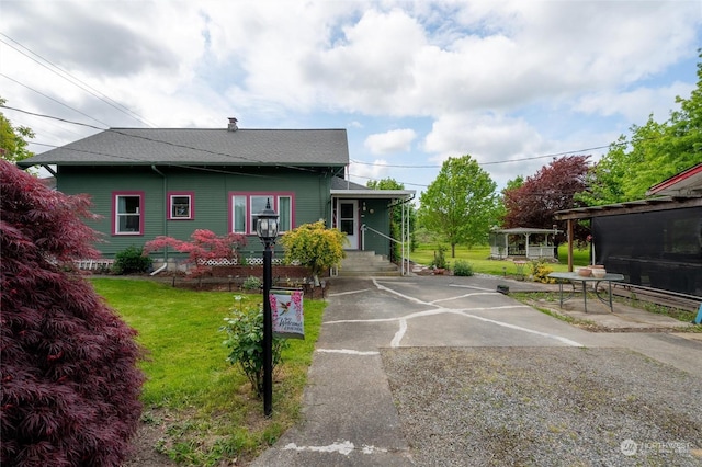 view of front facade with a front yard