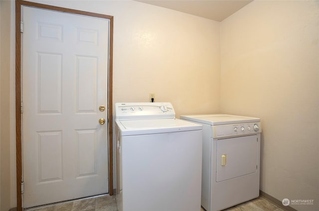 washroom featuring washing machine and clothes dryer