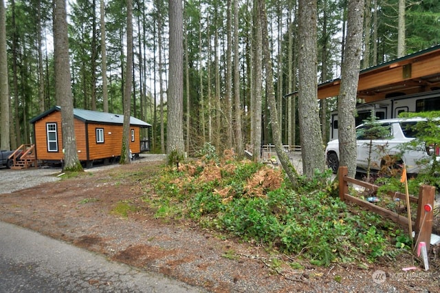 view of yard with an outbuilding