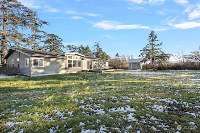 view of yard with a shed