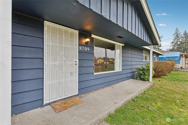 property entrance featuring a yard