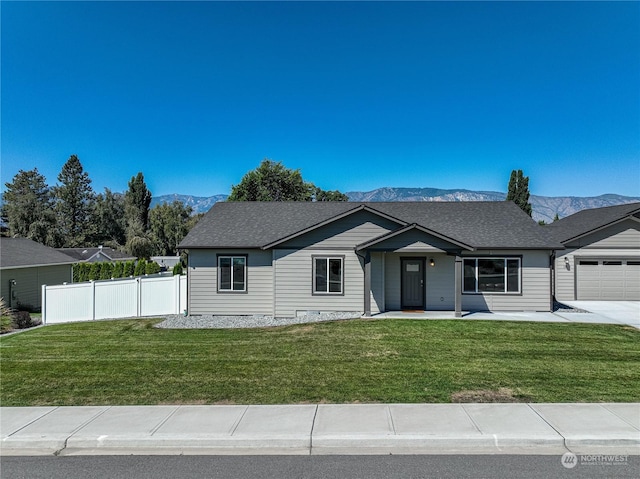 ranch-style home featuring a front lawn and a mountain view