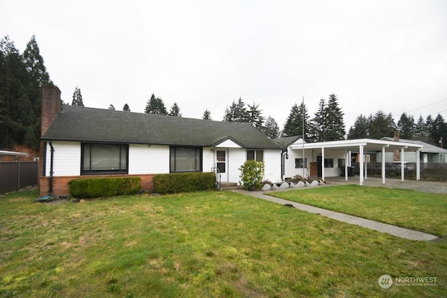 ranch-style house featuring a front yard