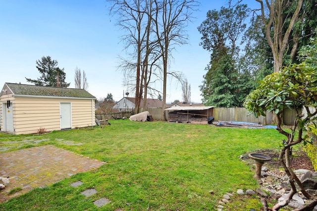 view of yard with an outbuilding