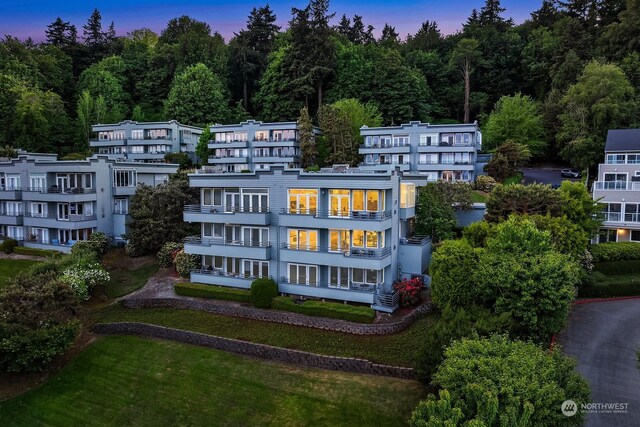 view of aerial view at dusk