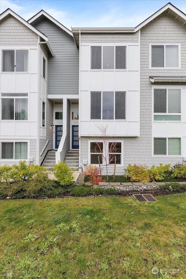 view of front of property featuring a front lawn