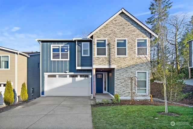 view of front facade featuring a garage and a front lawn