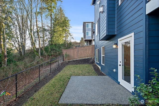 view of yard featuring a patio area