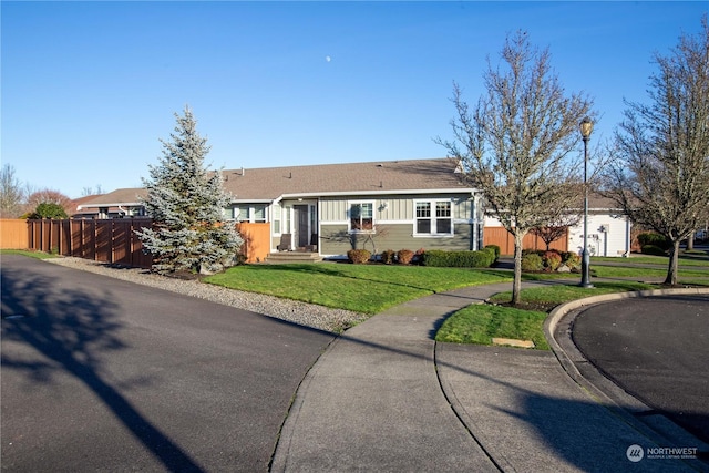 ranch-style home featuring a front lawn