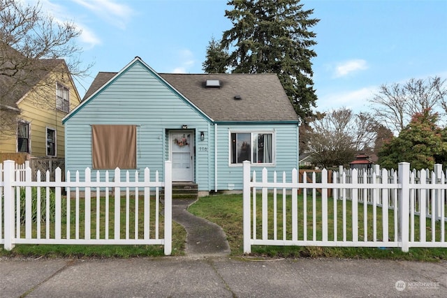 view of front of home featuring a front yard