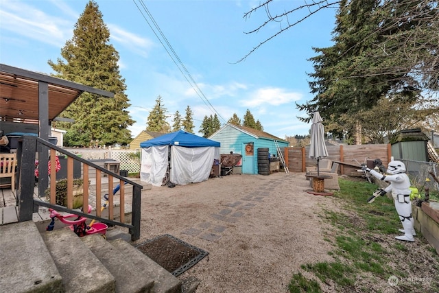 view of yard with a storage shed