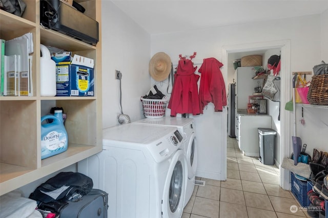 laundry room featuring light tile patterned floors and independent washer and dryer