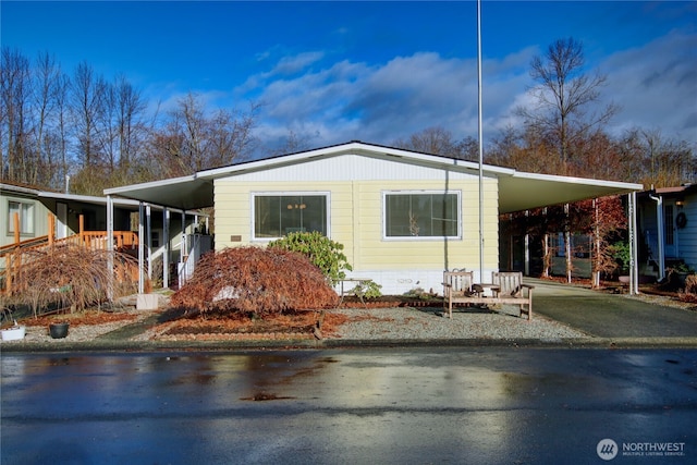 manufactured / mobile home featuring a carport and driveway