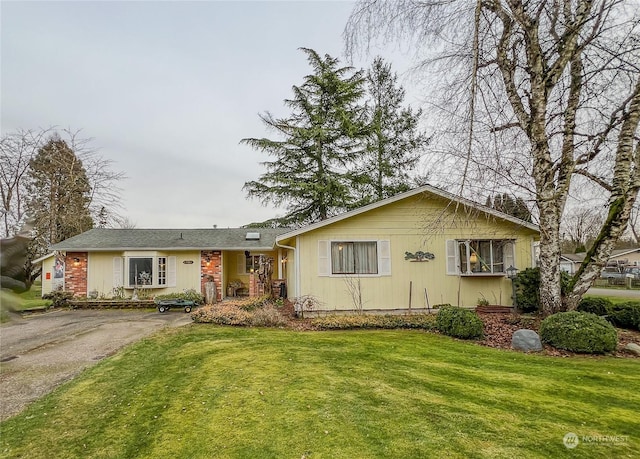 ranch-style home with a front lawn