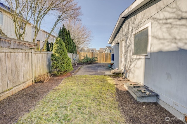 view of yard featuring a patio area