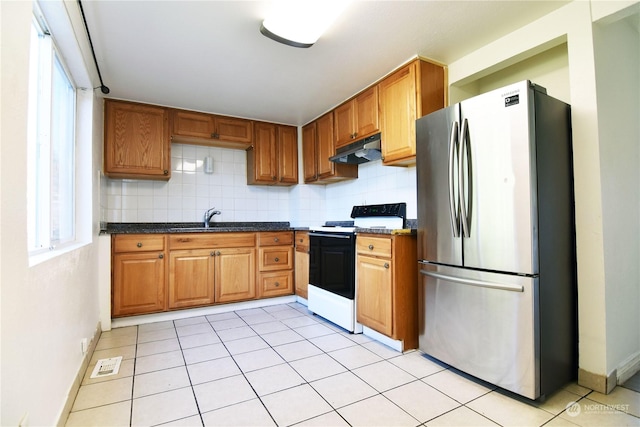 17333 33rd Ave S, Seatac, WA 98188 - kitchen featuring sink, electric range, stainless steel fridge, and decorative backsplash