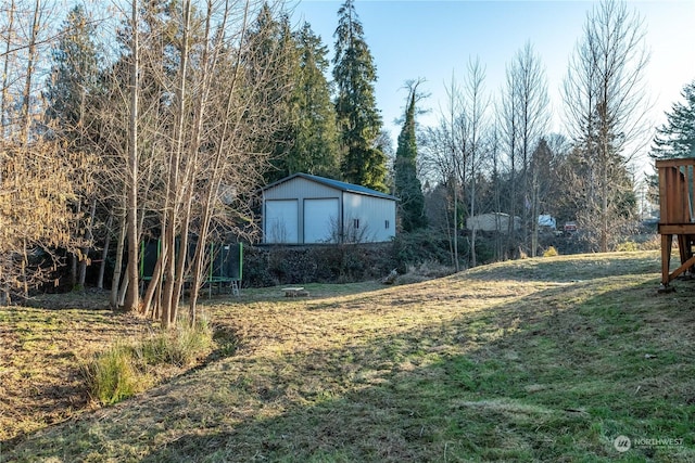 view of yard featuring an outdoor structure