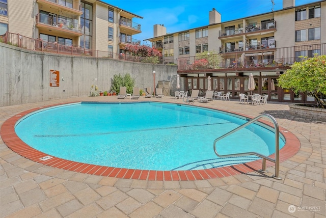 view of swimming pool featuring a patio