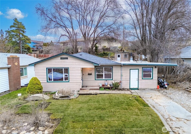 view of front of property featuring a front lawn and fence