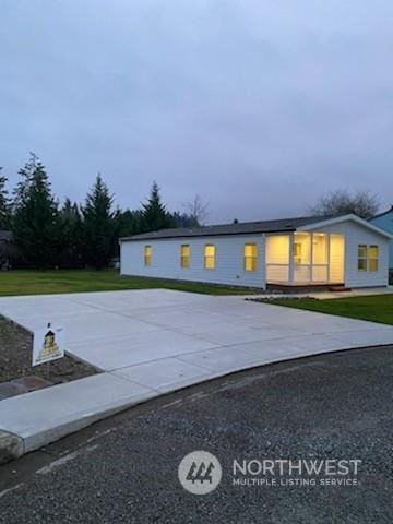 view of front of property featuring a front yard