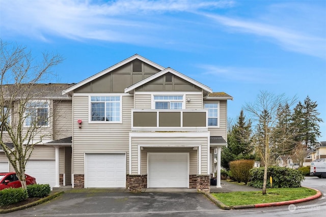 townhome / multi-family property featuring a garage