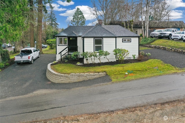 view of front of house featuring a front yard