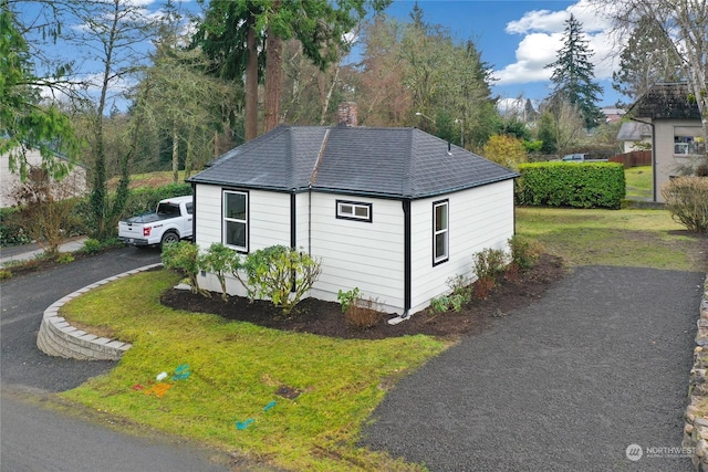 view of side of property featuring a lawn