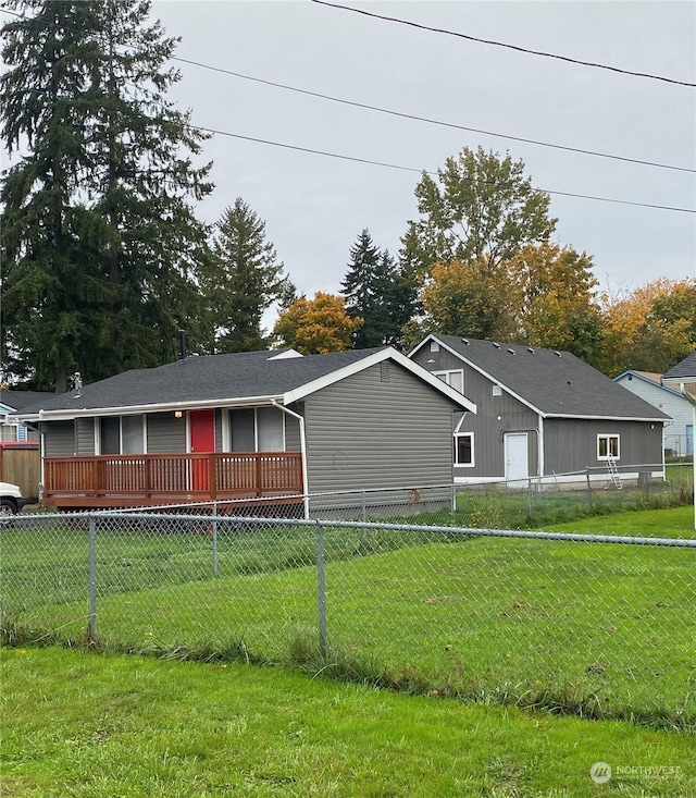 view of front facade featuring a front yard