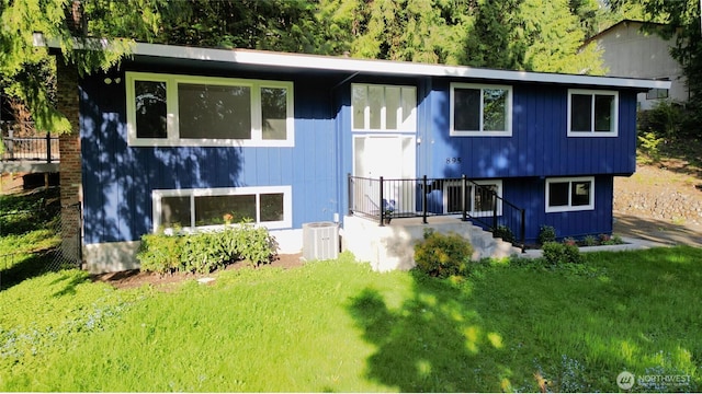 895 Wildwood Blvd SW, Issaquah, WA 98027 - back of property featuring a lawn and cooling unit