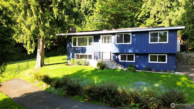 895 Wildwood Blvd SW, Issaquah, WA 98027 - bi-level home featuring fence, a chimney, and a front lawn